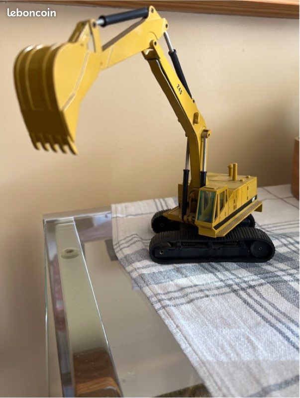 CATERPILLAR 245 BAGGER HOCHLÖFFEL STRIPES LOGO #177.7 NZG 1:50 OVP