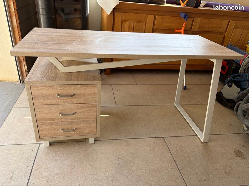 Bureau (image 1)