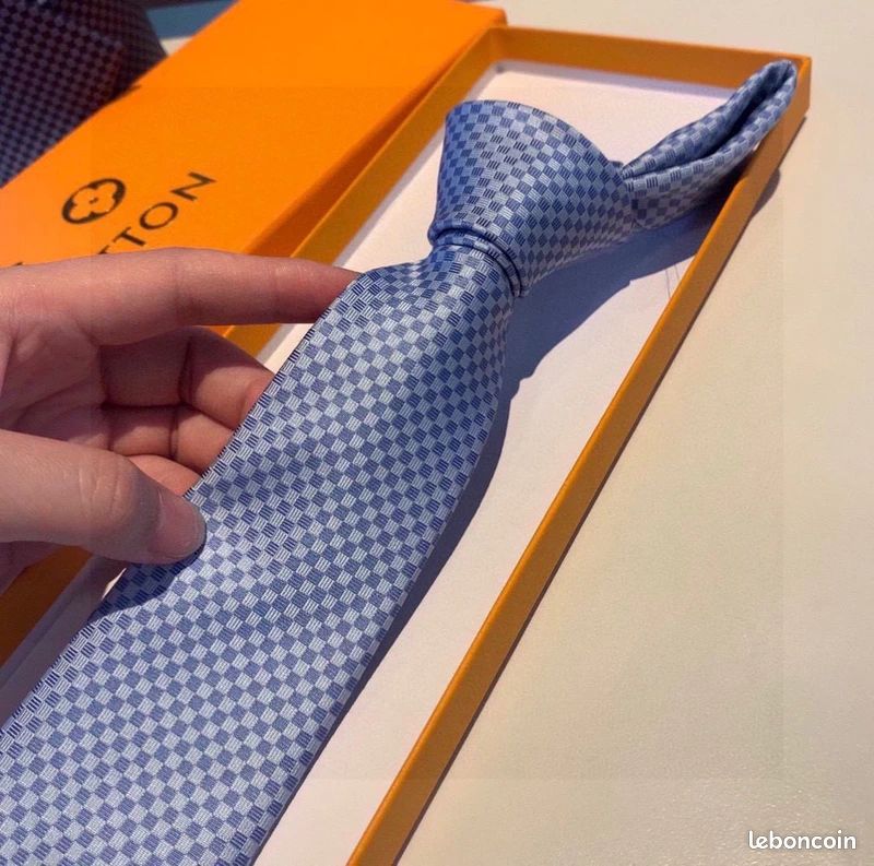 Cravate Louis Vuitton Damier bleu ciel soie neuve avec boîte originale (image 5)