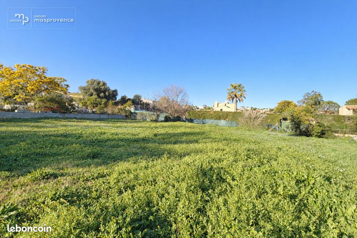 Terrain 1100 m² · à Antibes · 490 000 €