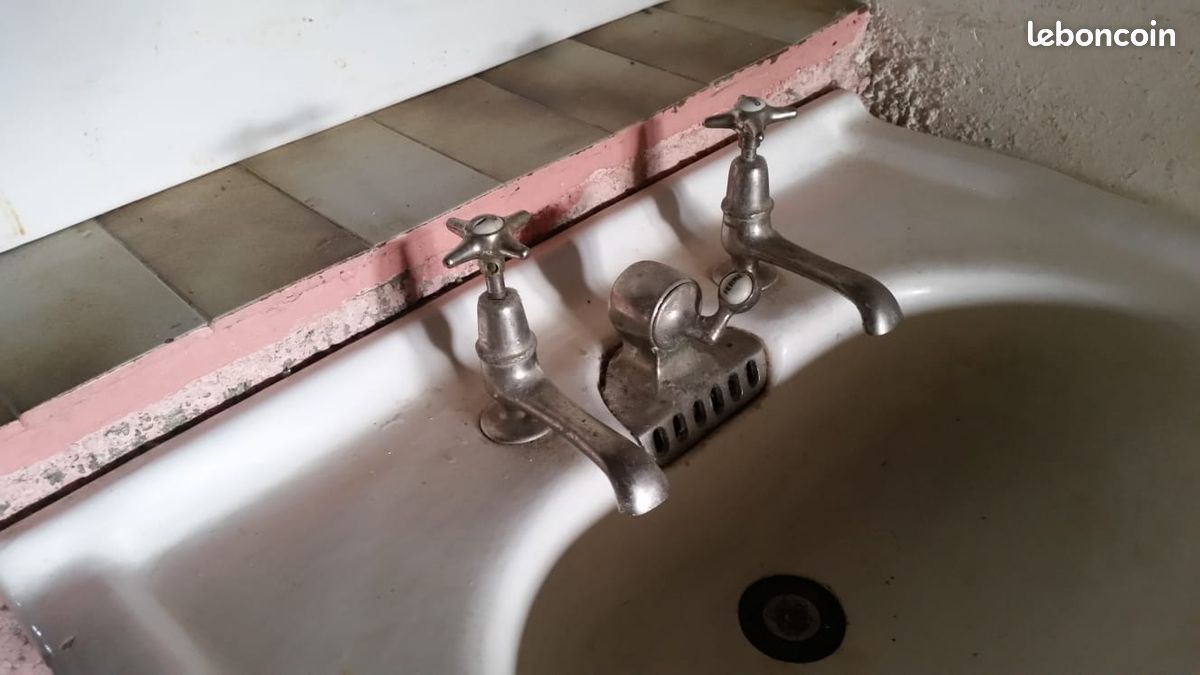 Superbe lavabo 1900 robinetterie d'origine à réviser. Minuscules traces d'usage. Hauteur vasque 90 cm , largeur 70 cm . Plaque arrière 70 de large sur 40 de haut (image 3)