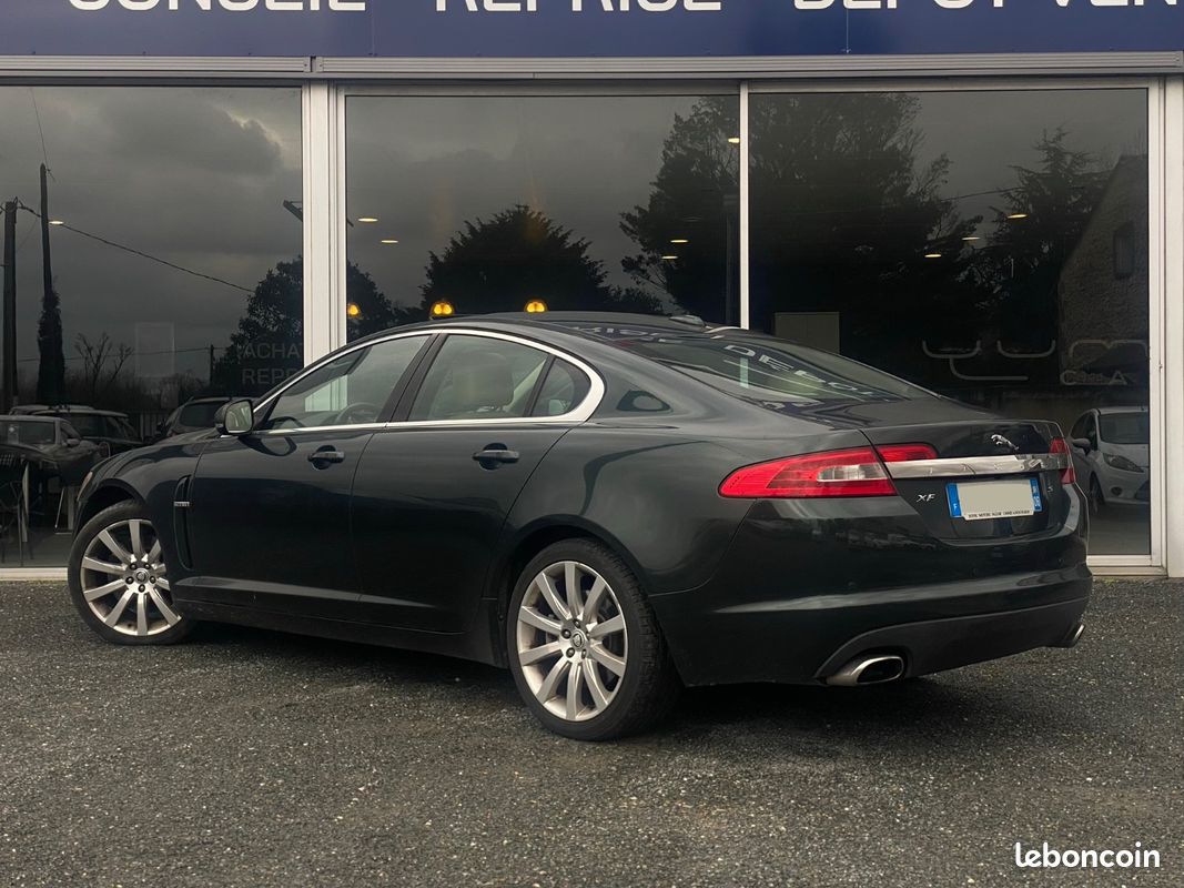 Jaguar XF 3.0 V6 275 Ch Diesel S Portfolio / TOIT OUVRANT / CAMÉRA DE RECUL / RÉGULATEUR DE VITESSE / SIÈGES ÉLÈCTRIQUES / FULL ENTRETIENS (image 4)