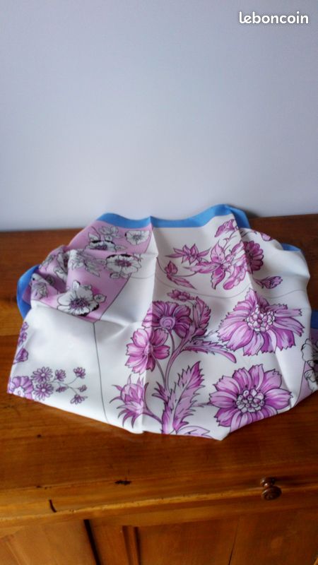 Foulard Carré En Soie Crêpe - Dimensions 73x68 Cm, Roulotté Main, Multicolore, Parfait état