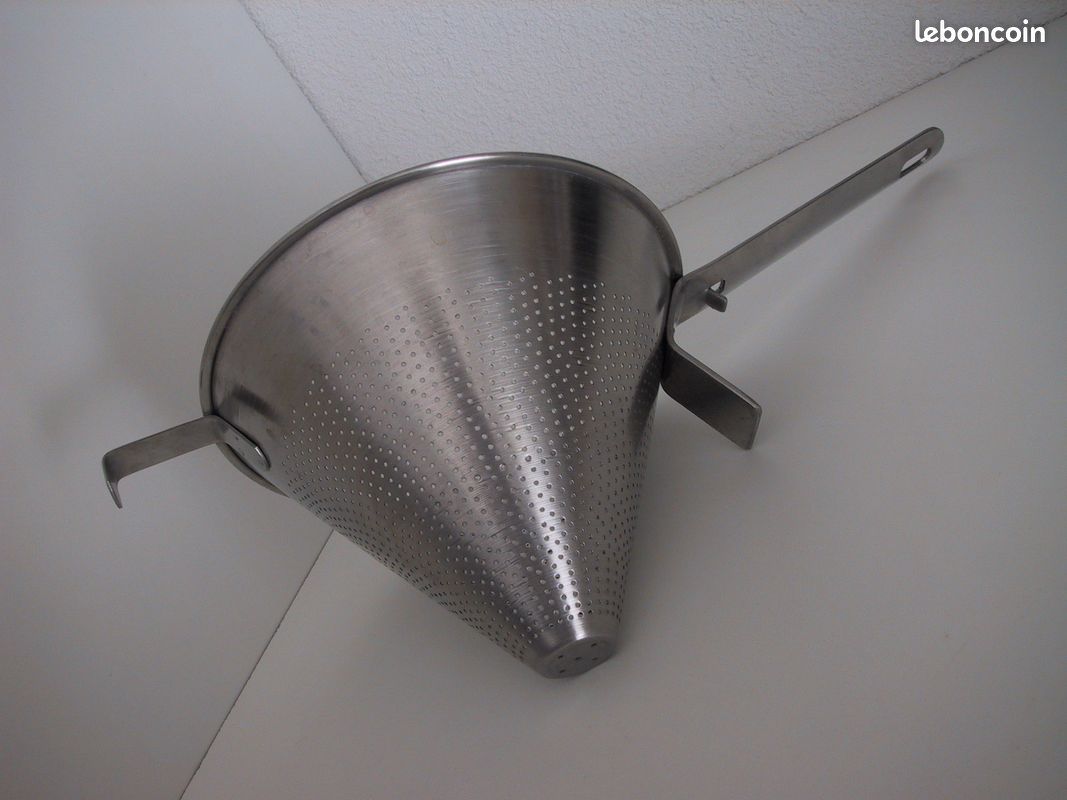 CHINOIS -- Passoire INOX -- D 20 cm -- années 90 (image 1)