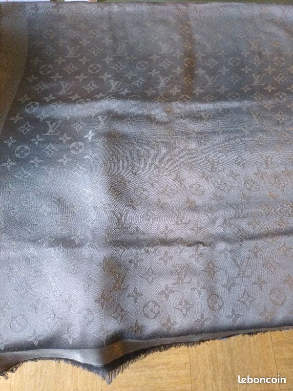 Châle Vuitton Femme (image 1)