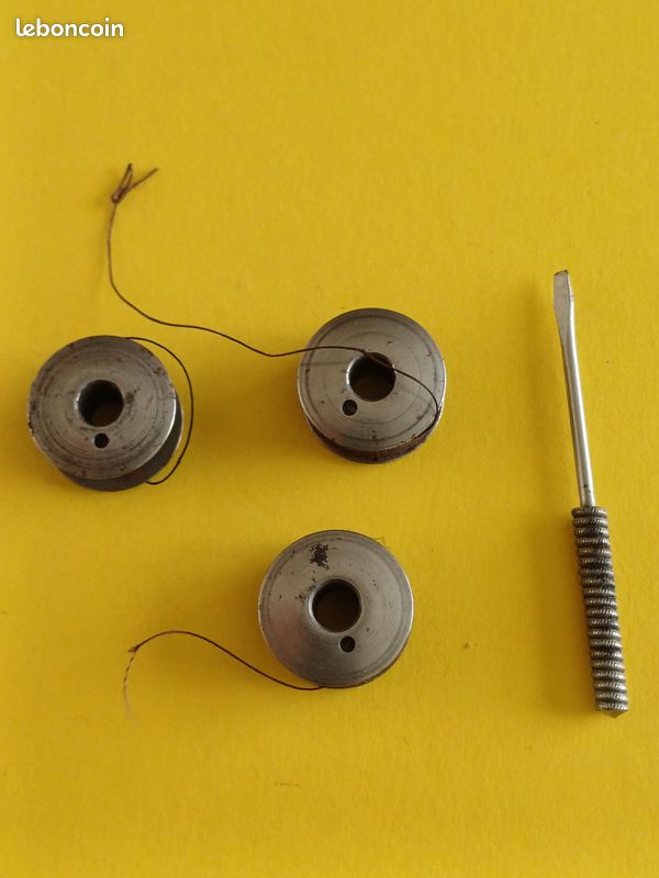 Lot de 3 bobines anciennes avec tournevis de précision pour machines à coudre de marque Singer (image 2)