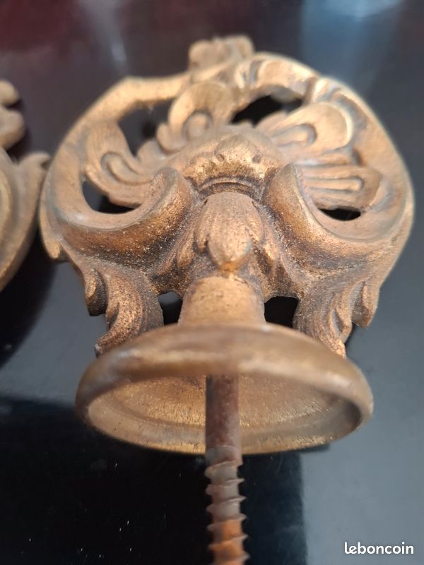 Ancien embout de tringle en bronze (image 1)