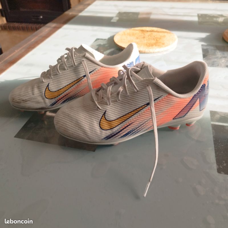 Chaussure de foot crampon 38 nike cr7
Bon état porté 3 mois sur gazon artificielle 
Pointure 38 (image 1)