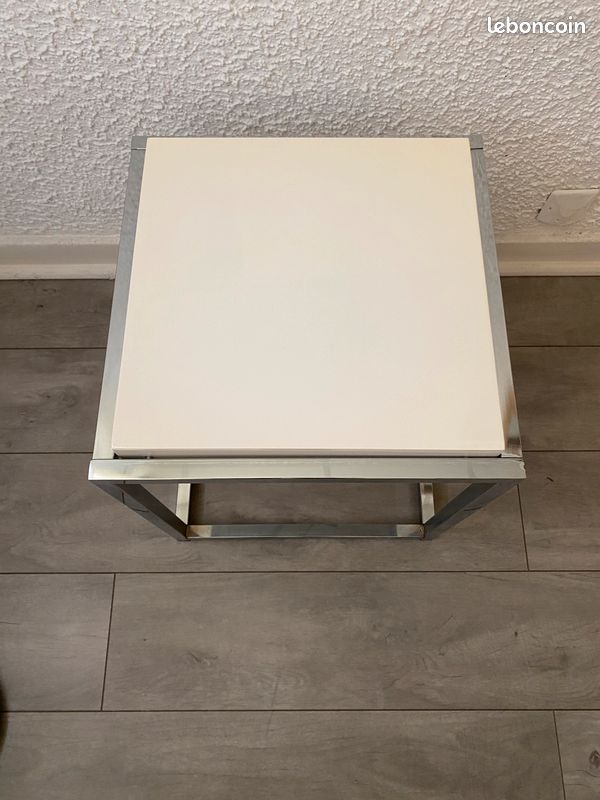Table d'appoint cube chromé – touche design (image 2)