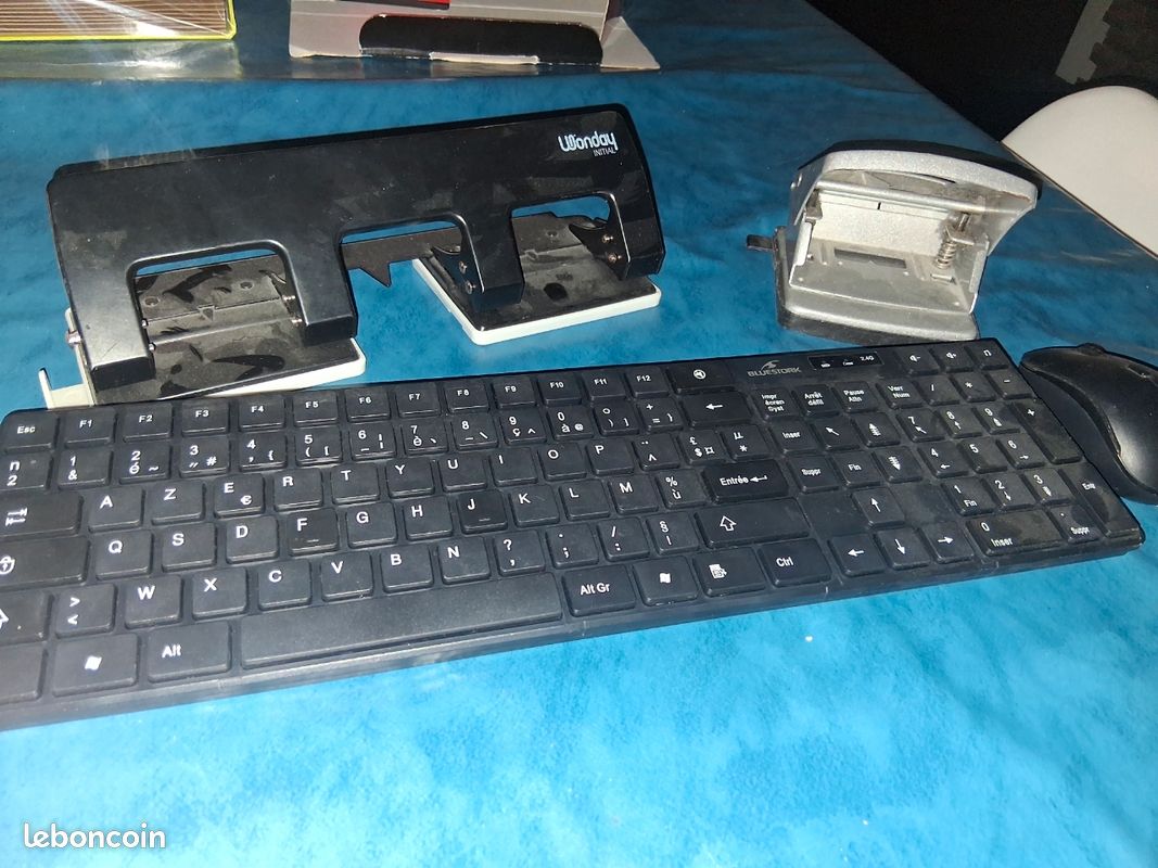 Accessoires informatique et perforeuse (image 1)