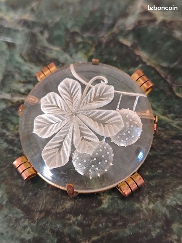 Broche Art Déco En Lucite Gravée : Bogues De Châtaignier, Doré Et Blanc