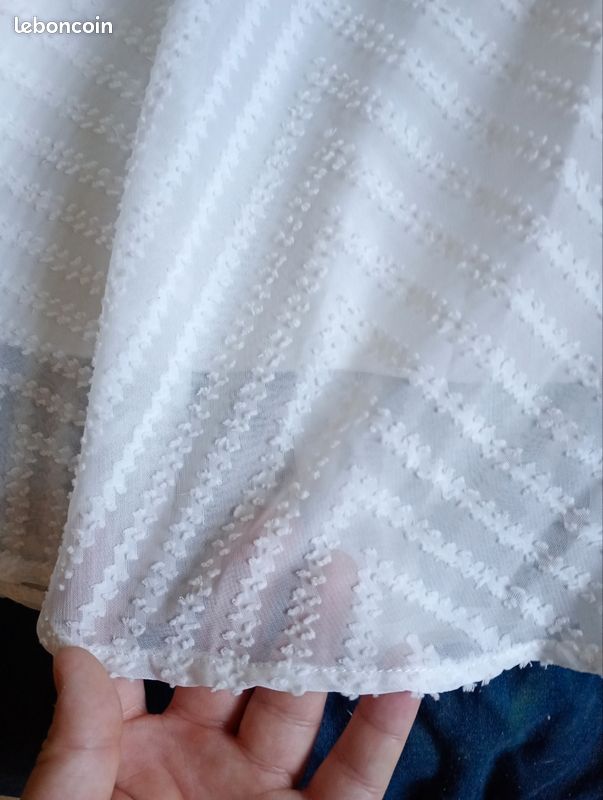 Petite robe blanche prix négociable remise en main propre seulement (image 2)