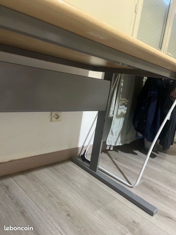Bureau et armoire (image 3)
