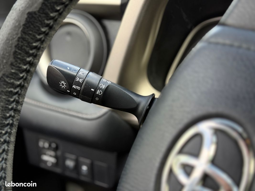 Toyota RAV4 2.0 D-4D 124ch Lounge – GPS – Caméra de recul – Chaîne – Révisé & Garantie 6 mois (image 28)