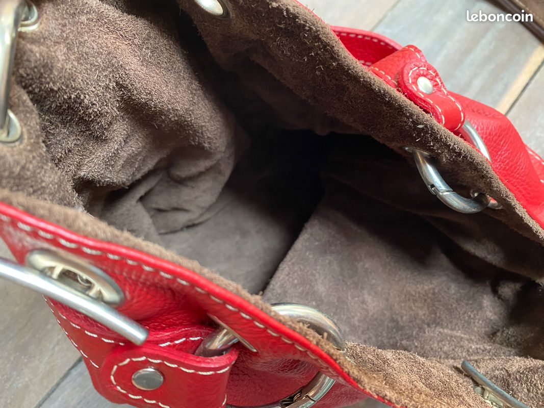 Sac seau en cuir rouge grainé, 30cm réversible daim marron avec breloques floche (image 6)