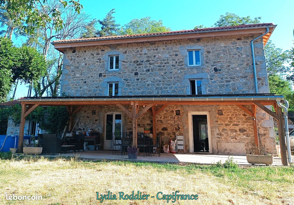 Maison 6 pièces 177 m² · à Saint-Victor-Montvianeix · 177 m² · 295 000 €