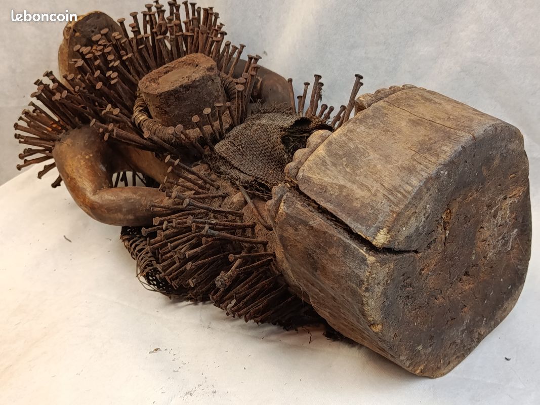Fétiche africain Nkisi Nkondi clouté – Bois, métal, fibres – 72 cm (image 11)