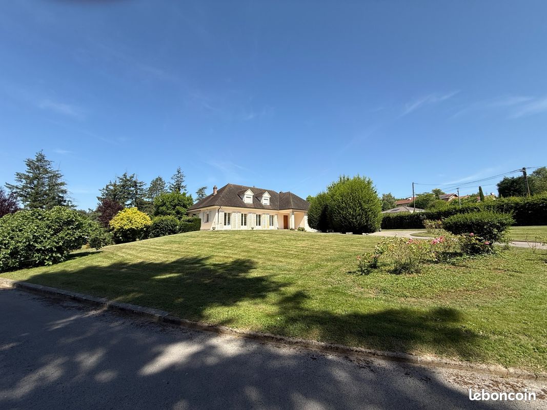 Maison 7 pièces 197 m² · à Bourg-en-Bresse · 197 m² · 2 200 €