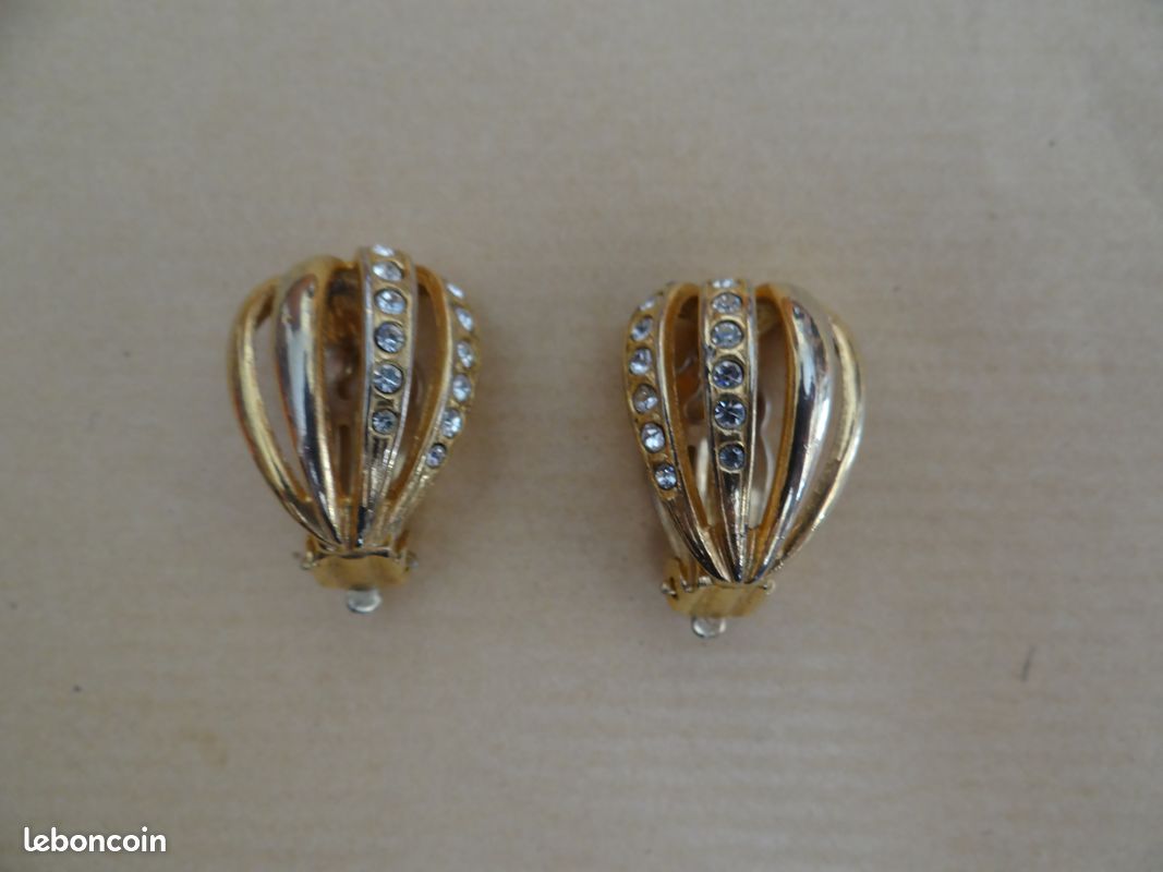 Boucles d'oreille clip doré et strass (image 1)