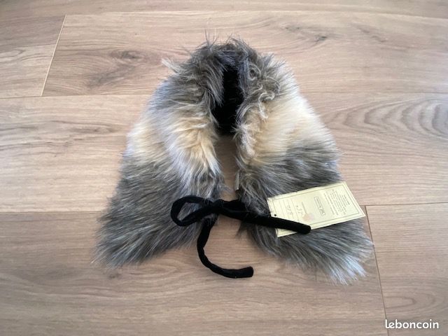 Col en fausse fourrure de marque JAMIR gris et écru avec lacet NEUF et étiqueté (image 1)
