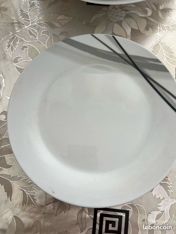 Lot 13 assiettes en porcelaine (image 2)