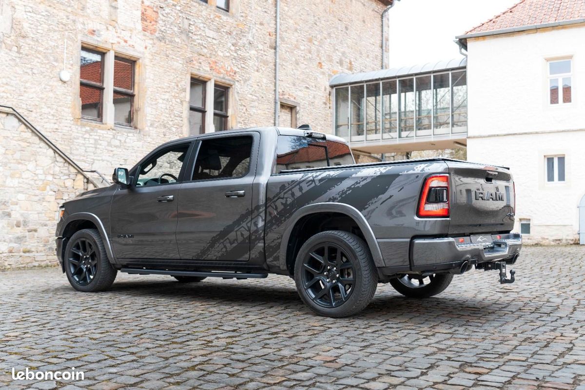Dodge RAM 1500 Laramie 5.7 V8 HEMI eTorque 401 ch 4x4 – Toit pano – 360° – GPL (image 3)