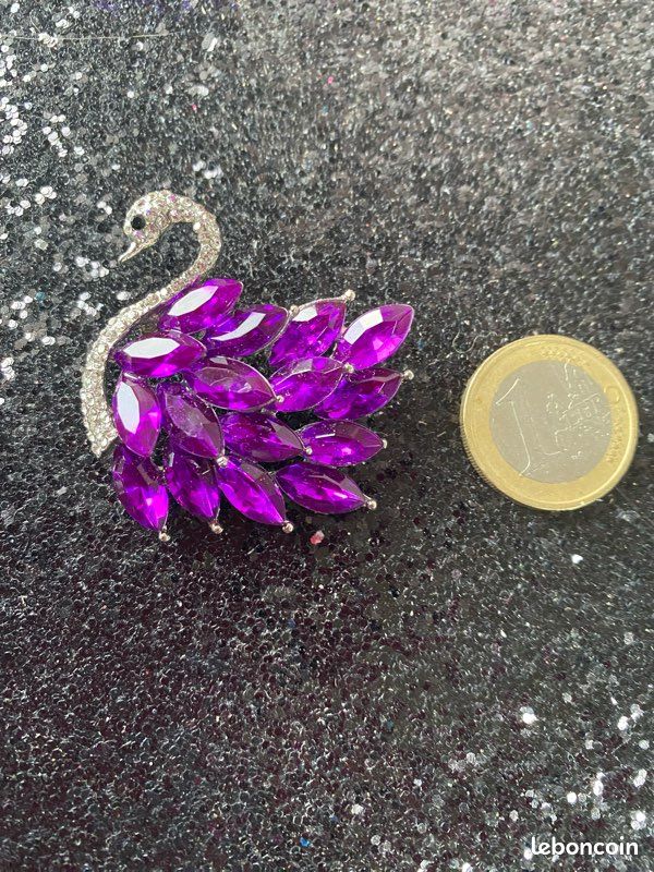 Magnifique broche En forme de signe Pierres violettes et zirconium (image 3)