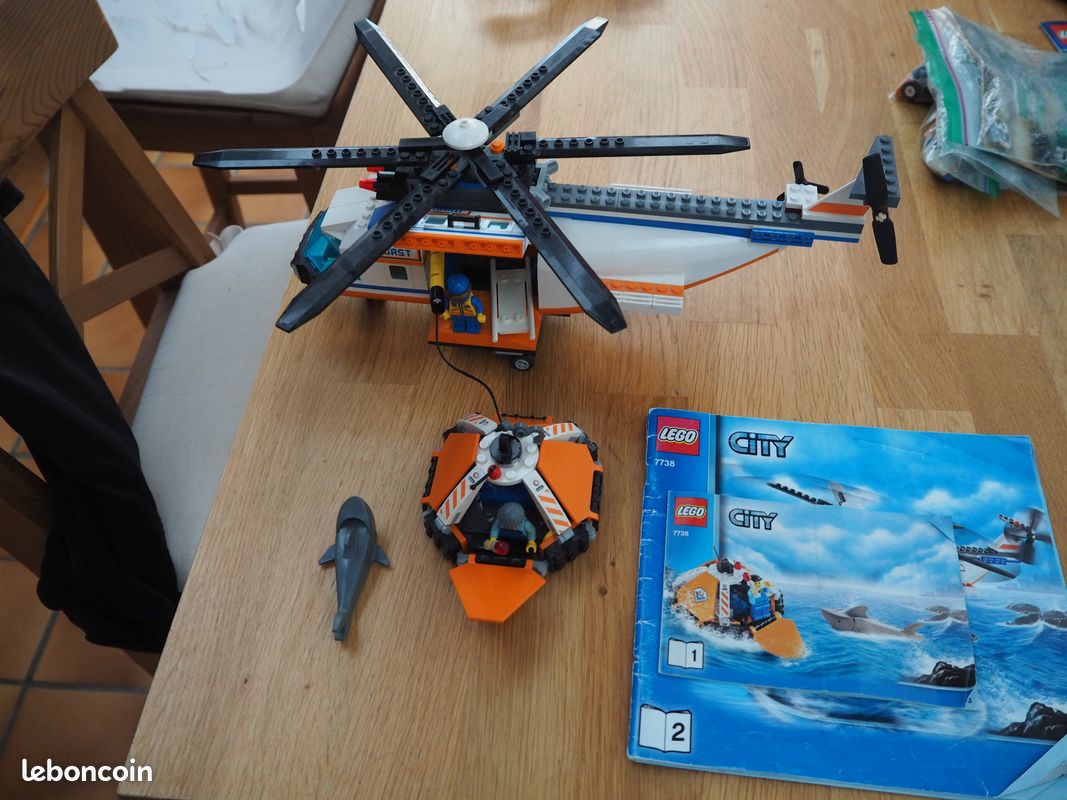 LEGO City L'hélicoptère et le canot de sauvetage des garde-côtes 7738 | 445 pièces (image 1)