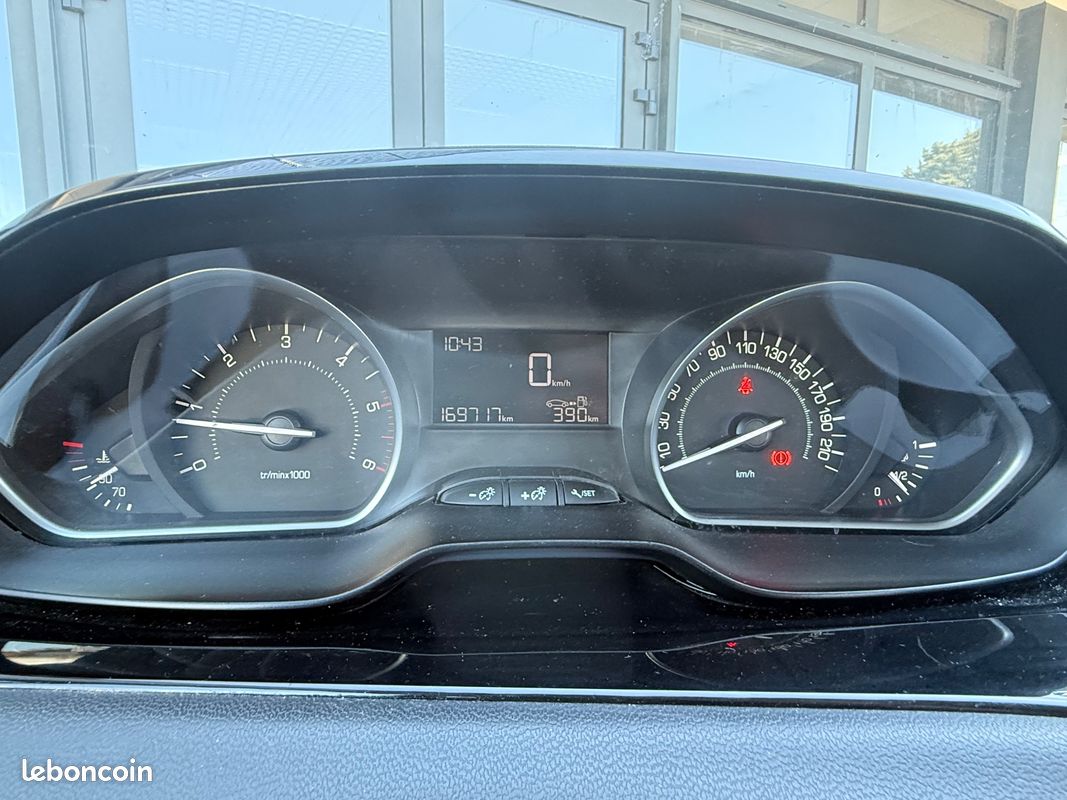 Peugeot 208 1.6 bluehdi 75ch premium (image 21)