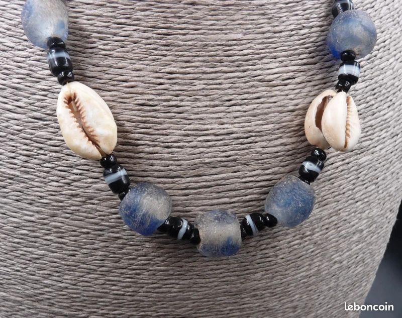 Collier Africain Ethnique En Pâte De Verre Bleue, Perles De Verre Et Coquillage Cauri - Neuf Avec étiquettes