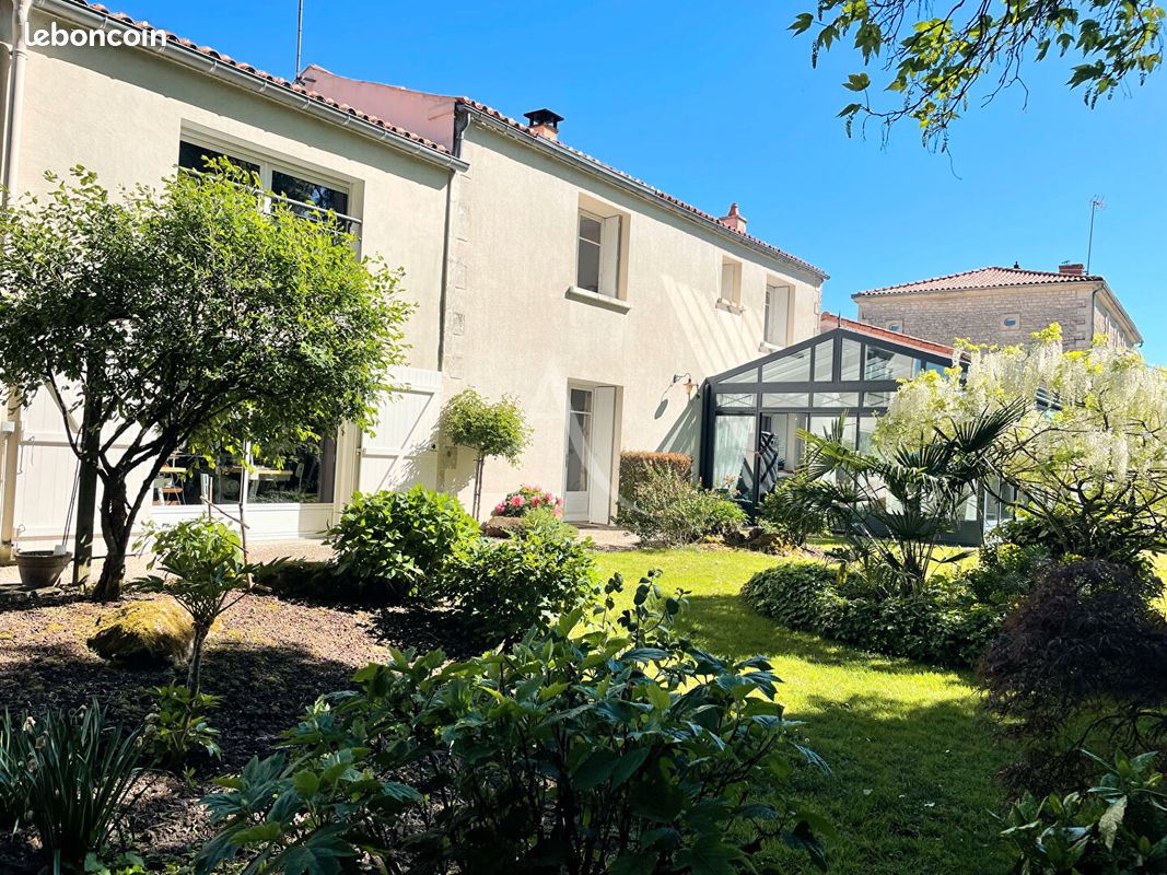 Maison 6 pièces 174 m² · à Fontenay-le-Comte · 174 m² · 389 400 €