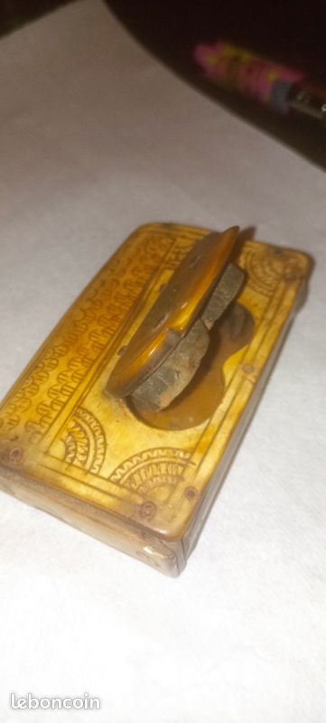 Ancienne tabatière, en corne de yack, gravée (image 1)