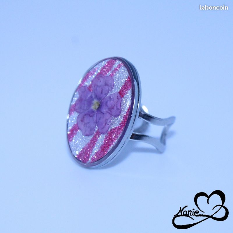 Bague ajustable ovale argentée à fleur (image 1)