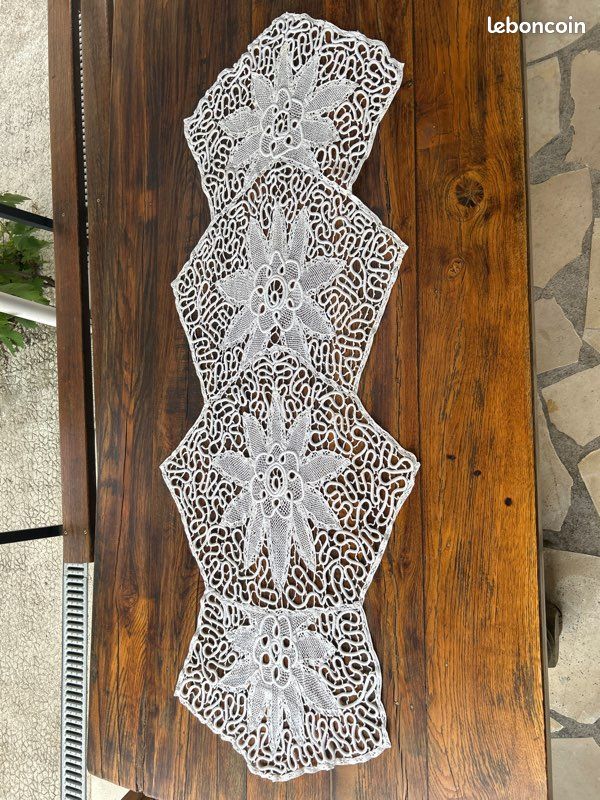 Chemin de table ancien (image 1)