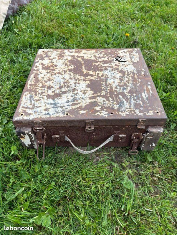 Caisse militaire allemande ww2 véhicule ? Avec sangle militaria casque (image 2)
