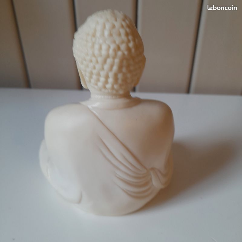 Bouddha sculpté (image 2)
