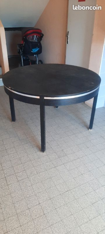 Table ronde avec chaises (image 1)