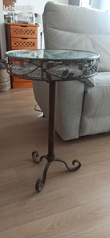 Guéridon, scelette, petite table ronde en metal fer forgé vieilli (image 1)