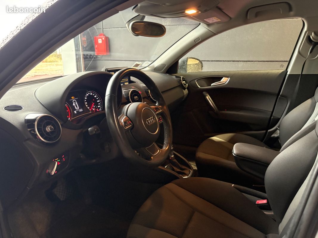 AUDI A1 SPORTBACK 1.0 TFSI ultra 95 S tronic 7 Midnight Series / JANTES 17 / PHARES AUTOMATIQUES (image 34)