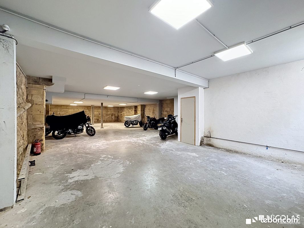 Parking 150 m² · à Bordeaux · 150 m² · 235 000 €