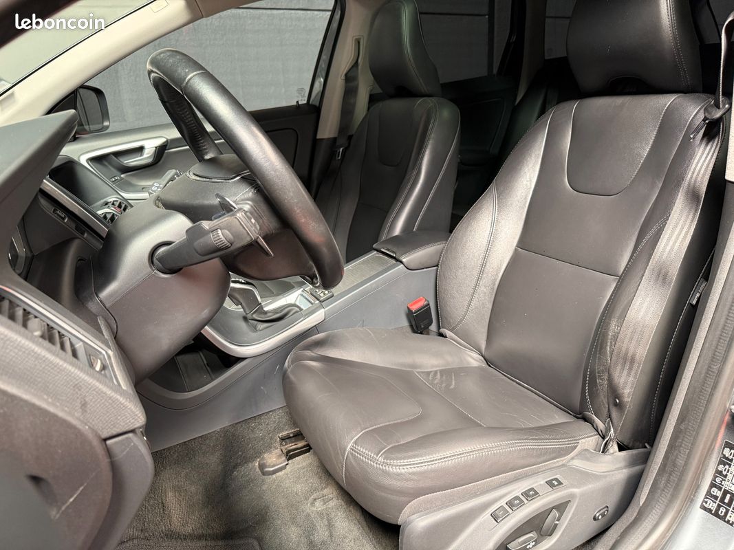 VOLVO XC60 2.0 D4 190Ch SIGNATURE EDITION BVA - TOIT OUV ELEC - CAMERA RECUL - SIEGES CHAUFF - HARMAN-KARDON (image 5)
