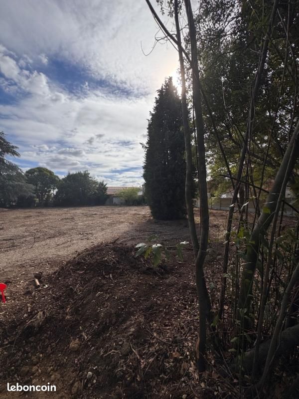 Terrain 1070 m² · à Cenon · 260 000 €