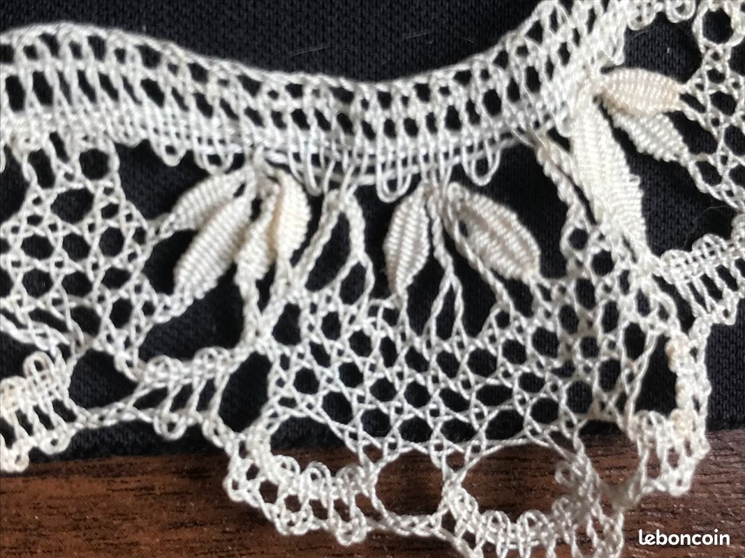 Ruban r33 pourtour en dentelle ancienne aux fuseaux fin XIXe 25x25 x3 cm (image 3)