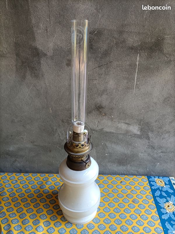 Lampe à pétrole ancienne (image 1)