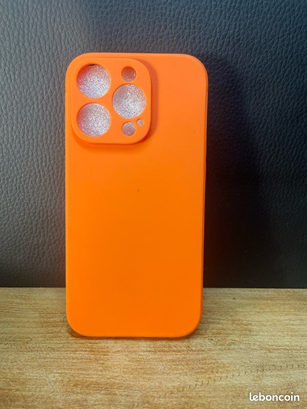 Coque protection iPhone 14 pro orange en silicone (image 1)