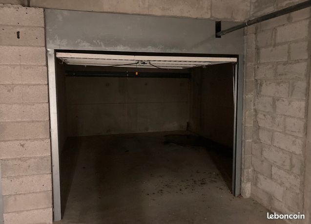 Garage fermé sécurisé / parking / stock