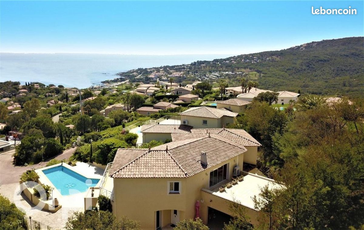 Terrain 2094 m² · à Roquebrune-sur-Argens · 1 250 000 €