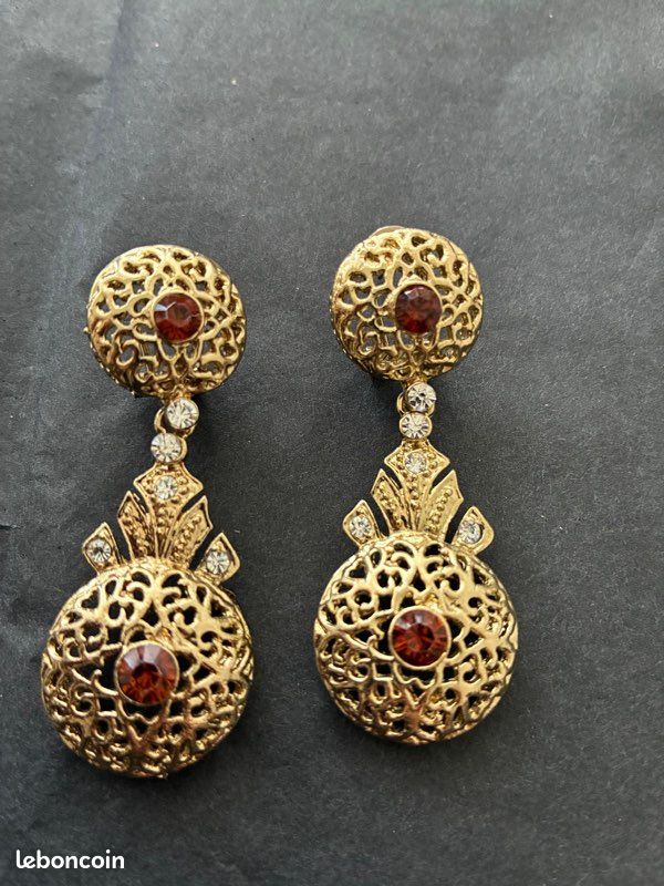 Boucle d’oreilles dorée et marron (image 1)