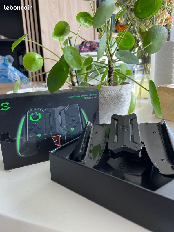 Black Sharp gamepad 2.0 stand (image 1)