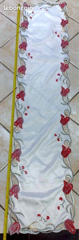 Long chemin de table crème motifs fleurs pourpre brodées (image 5)